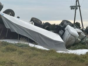 Volcó camión en el camino a San Mayol: conductor ileso (video)