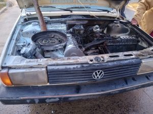 Bomberos sofocaron incendio en el motor de un vehículo