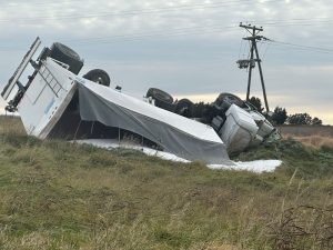 Volcó camión en el camino a San Mayol: conductor ileso (video)