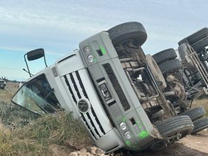 Volcó camión en el camino a San Mayol: conductor ileso (video)