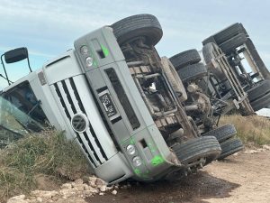 Volcó camión en el camino a San Mayol: conductor ileso (video)