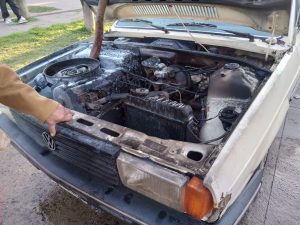 Bomberos sofocaron incendio en el motor de un vehículo