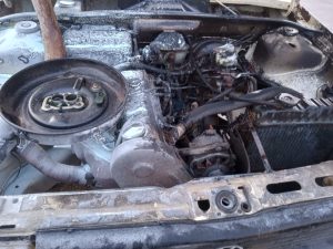 Bomberos sofocaron incendio en el motor de un vehículo