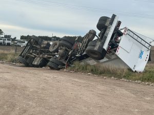 Volcó camión en el camino a San Mayol: conductor ileso (video)