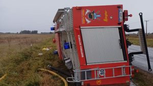 Juárez: Bomberos volcaron en la Ruta 86. Iban a combatir un incendio en Tedín Uriburu
