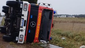 Juárez: Bomberos volcaron en la Ruta 86. Iban a combatir un incendio en Tedín Uriburu