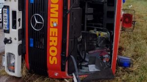 Juárez: Bomberos volcaron en la Ruta 86. Iban a combatir un incendio en Tedín Uriburu