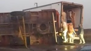 Volcó camión con carne frente a Aparicio (video)