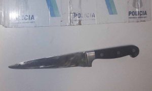 Bahía Blanca: menor golpeó y amenazó con un cuchillo a su padre y hermano