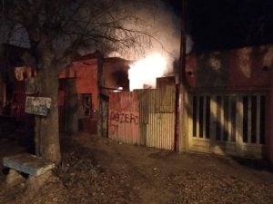 Voraz incendio consumió taller mecánico (video y audio)