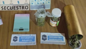 Iba en moto, lo pararon, le encontraron droga y fue preso
