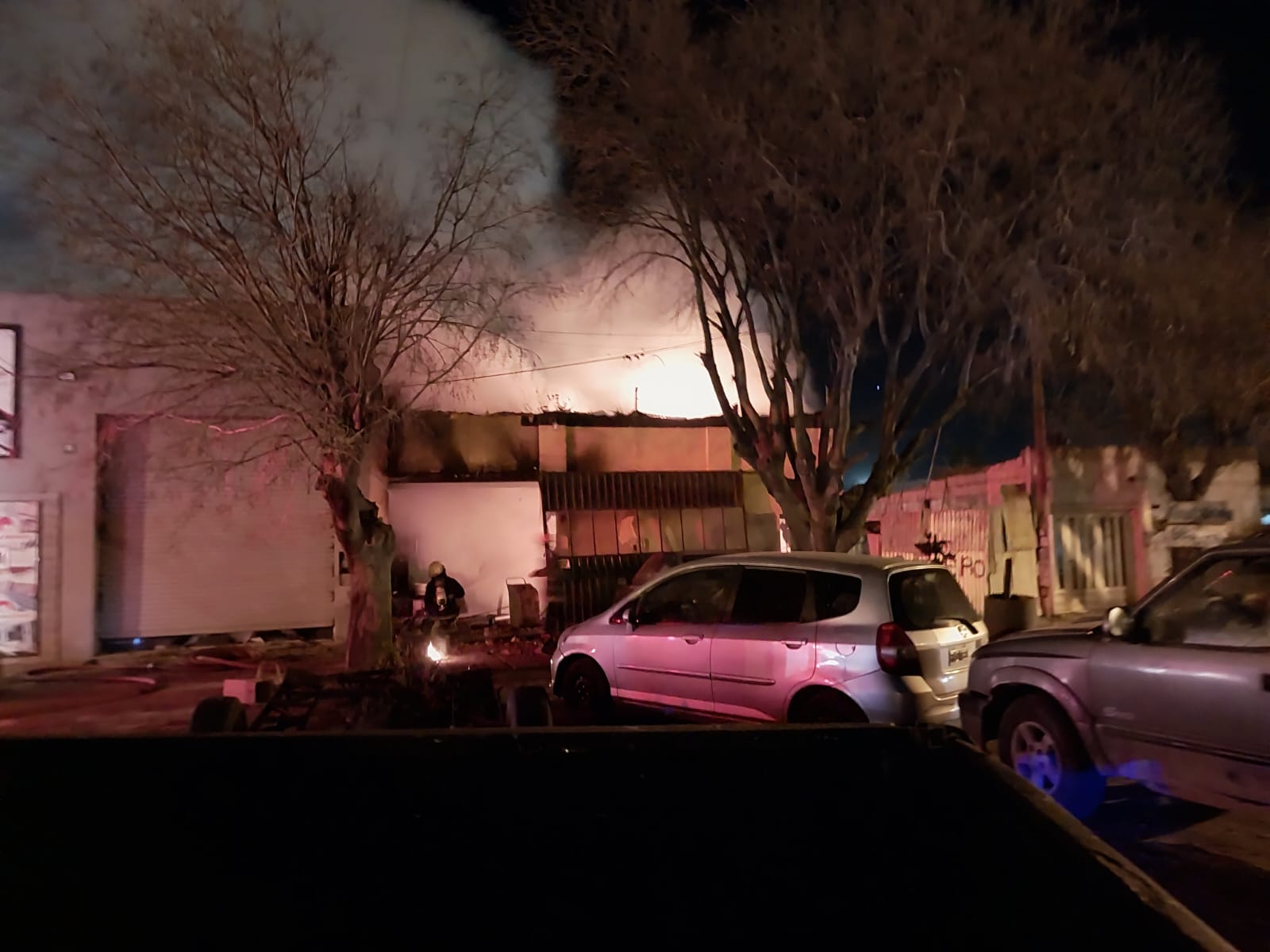 Voraz incendio consumió taller mecánico (video y audio)
