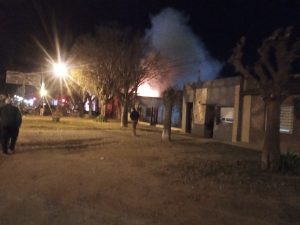 Voraz incendio consumió taller mecánico (video y audio)