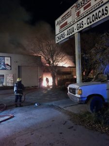 Voraz incendio consumió taller mecánico (video y audio)
