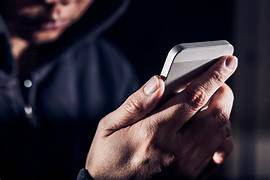 Le robó el celular, pero se quedó con el teléfono del ladrón y se vengó: “Subí sus fotos con una mujer”