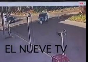 Increíble accidente: Mujer es arrollada dos veces en menos de un minuto ( video)