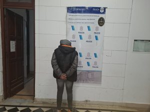 Aprehendido por violencia de género: arrojó ladrillazo a su pareja y prendió fuego un colchón