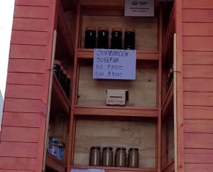 Confianza total: Productor apícola puso autoservicio de miel en plena ruta