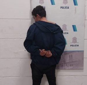 “Tanteaba” puertas de autos y fue preso por robar una batería