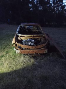 Auto abandonado en la zona de las Siete cascadas en Claromecó