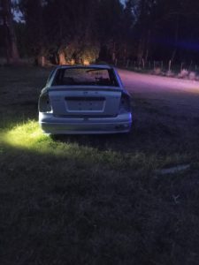 Auto abandonado en la zona de las Siete cascadas en Claromecó