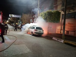 (video)Ardió un auto en la primer cuadra de San Lorenzo