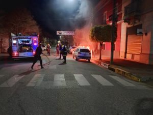 (video)Ardió un auto en la primer cuadra de San Lorenzo