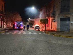 (video)Ardió un auto en la primer cuadra de San Lorenzo