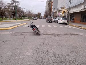 Motociclista trasladada al Hospital luego de accidente de tránsito