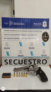 Causó daños en la casa de su pareja, amenazó a la Policía y le secuestraron un arma: Fue preso.