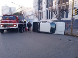 Istilart y Moreno: Choque y vuelco. No hubo heridos