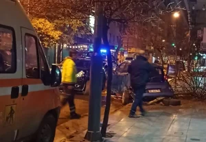 Borracho, chocó con un auto estacionado en Mar del Plata y le arrancó el tren trasero