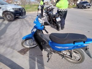 Choque en Alsina y Ameghino: motociclista al Hospital