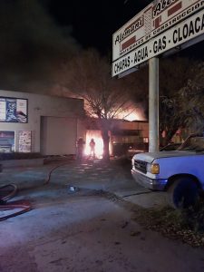 Voraz incendio consumió taller mecánico (video y audio)