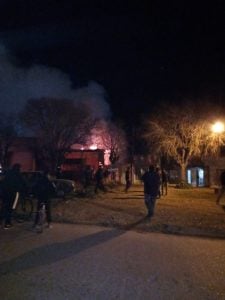Voraz incendio consumió taller mecánico (video y audio)