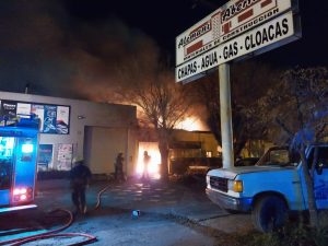 Voraz incendio consumió taller mecánico (video y audio)