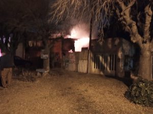 Voraz incendio consumió taller mecánico (video y audio)