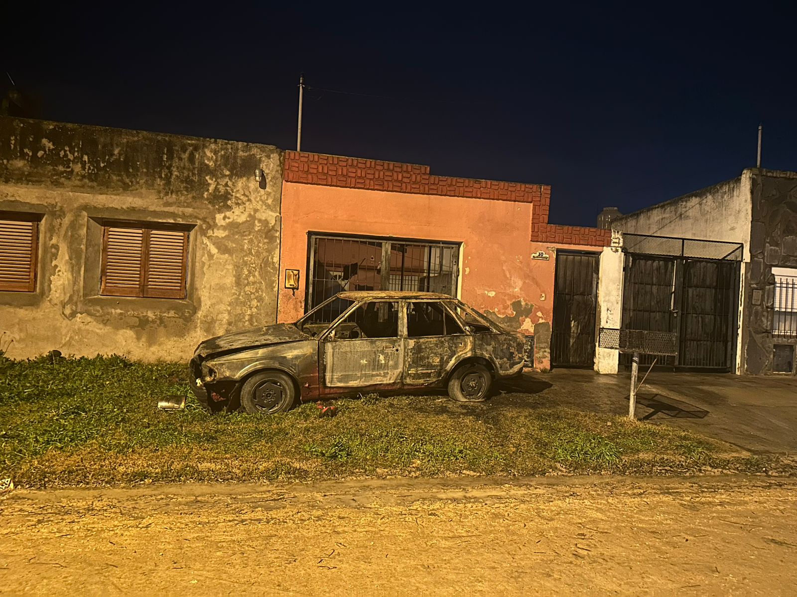 Auto devorado por el fuego esta madrugada