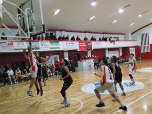 Básquet: Huracán primer finalista del Osvaldo Goizueta