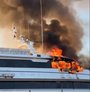 Un incendio destruyó un lujoso yate propiedad de José Luis Manzano