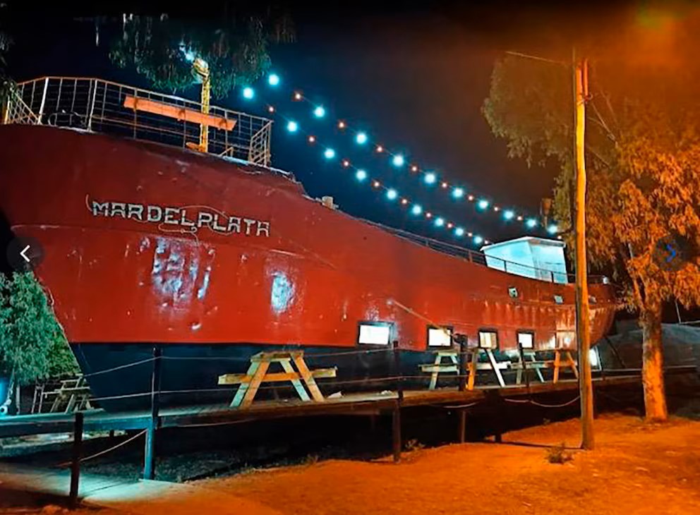 El barco “Mar del Plata” convertido en restaurante, en San Antonio Oeste