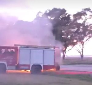 Oriente: Bomberos Voluntarios sofocaron incendio de camión (video)