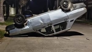 Juárez: choque y vuelco frente al Corralón Municipal