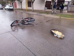 Colisión en Colón y Urquiza: Motociclista trasladado al Pirovano