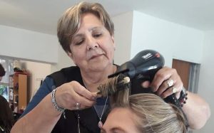 Día del Peluquero: “La Tucu”,  una historia de vida dedicada a la profesión