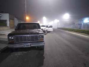 Conductor de camioneta choca vehículos estacionados