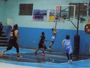 Básquet: Club de Pelota ganó y es el único Puntero