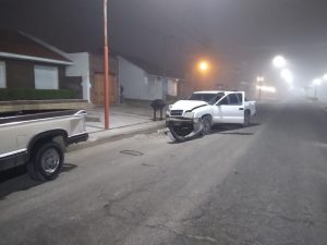 Conductor de camioneta choca vehículos estacionados