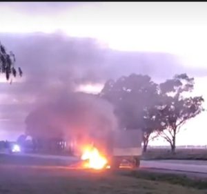 Oriente: Bomberos Voluntarios sofocaron incendio de camión (video)
