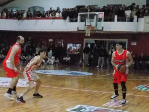 Básquetbol: Alumni superó a Huracán 79 a 76